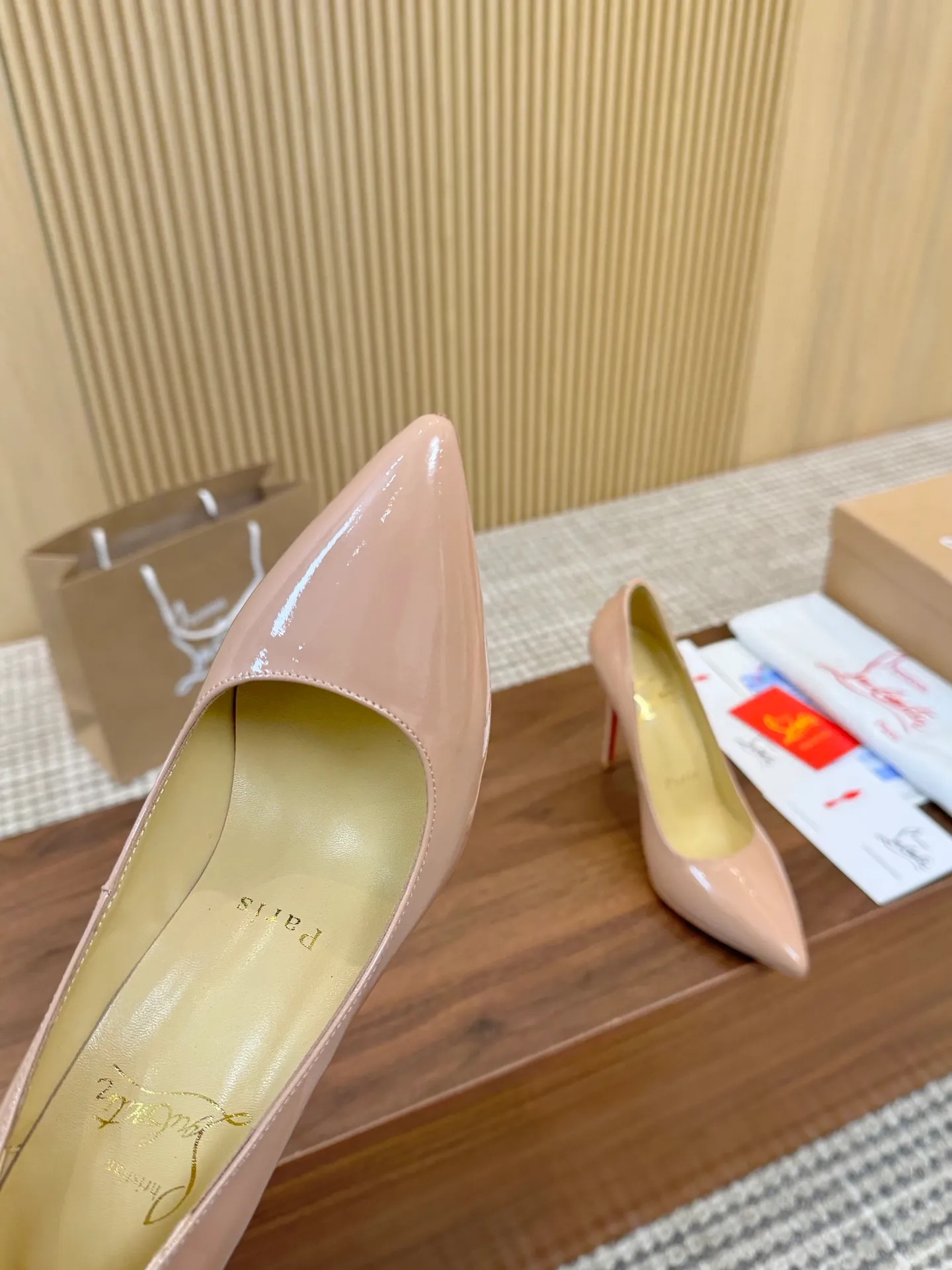 👟👟Ex-factory price 440👟👟 Genuine leather sole +40 Year-round shipment💝Christian Louboutin CL👠 Classic "💎Cow Patent Leather💎Series" noble and luxurious, real blingbling✨ Real materials, all customized by the pattern maker, and the materials are made of original customized materials, achieving the taste of the original 6 color options💍 Upper: Imported 👉Cow patent leather💪 Lining: Sheepskin foot pad/lining Size: 34-40.41.42 Heel height: 10.5cm and 8.5cm two options Leather sole Rubber sole